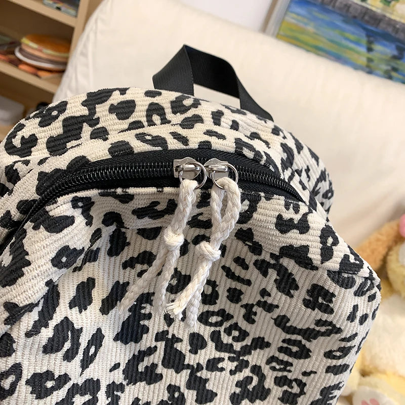 Damen Cord Rucksack mit Leopardenmuster – modischer Stoffrucksack für Freizeit, Schule & Reisen