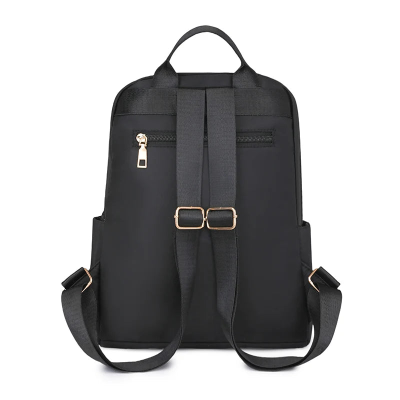 Damen Rucksack aus leichtem Nylon | Gestepptes Design mit Rautennieten & großem Stauraum