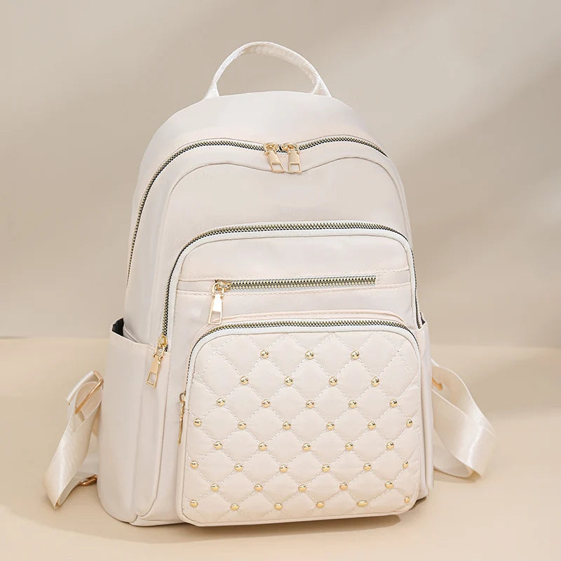 Damen Rucksack aus leichtem Nylon | Gestepptes Design mit Rautennieten & großem Stauraum