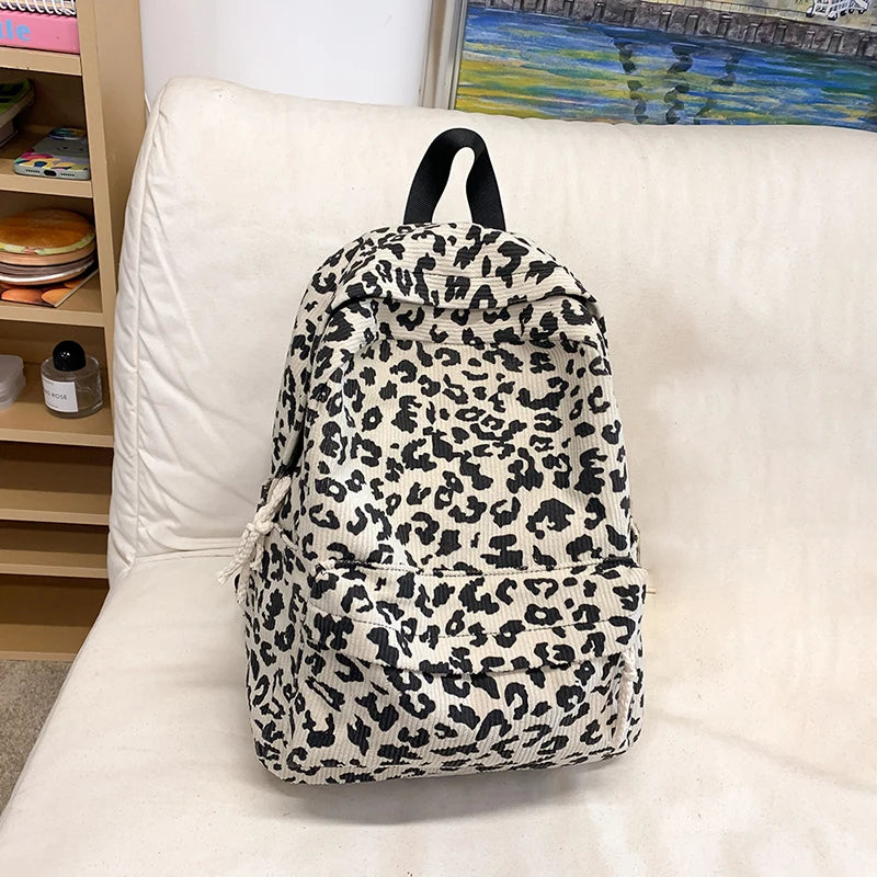 Damen Cord Rucksack mit Leopardenmuster – modischer Stoffrucksack für Freizeit, Schule & Reisen