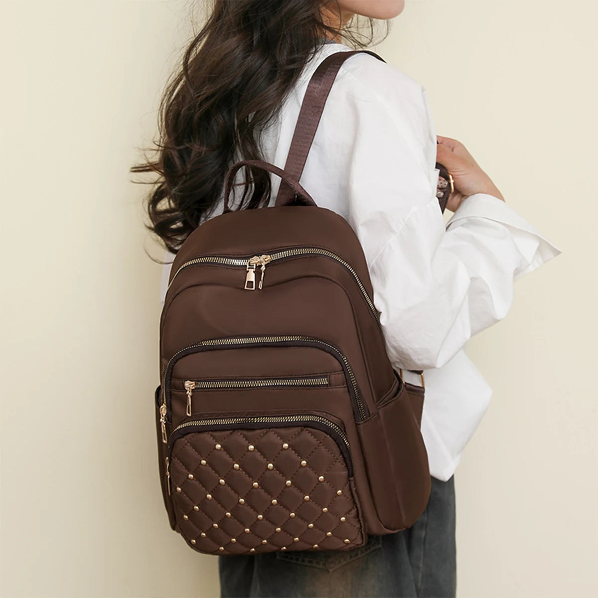 Damen Rucksack aus leichtem Nylon | Gestepptes Design mit Rautennieten & großem Stauraum