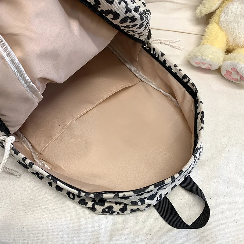 Damen Cord Rucksack mit Leopardenmuster – modischer Stoffrucksack für Freizeit, Schule & Reisen