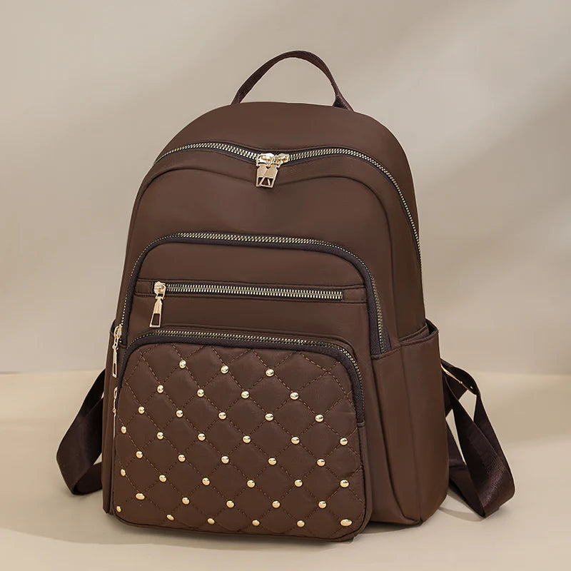 Damen Rucksack aus leichtem Nylon | Gestepptes Design mit Rautennieten & großem Stauraum