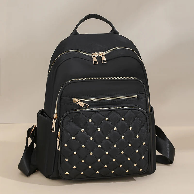 Damen Rucksack aus leichtem Nylon | Gestepptes Design mit Rautennieten & großem Stauraum