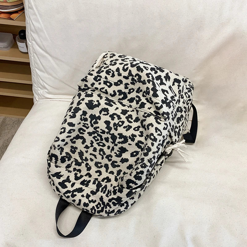 Damen Cord Rucksack mit Leopardenmuster – modischer Stoffrucksack für Freizeit, Schule & Reisen