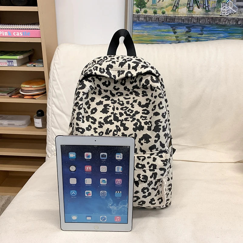 Damen Cord Rucksack mit Leopardenmuster – modischer Stoffrucksack für Freizeit, Schule & Reisen
