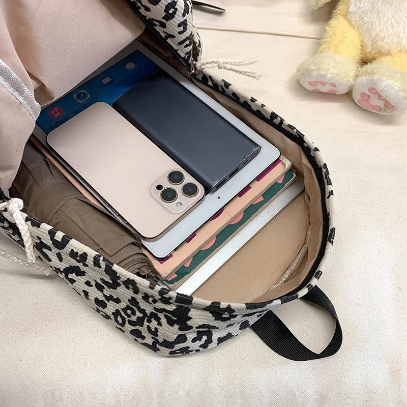 Damen Cord Rucksack mit Leopardenmuster – modischer Stoffrucksack für Freizeit, Schule & Reisen
