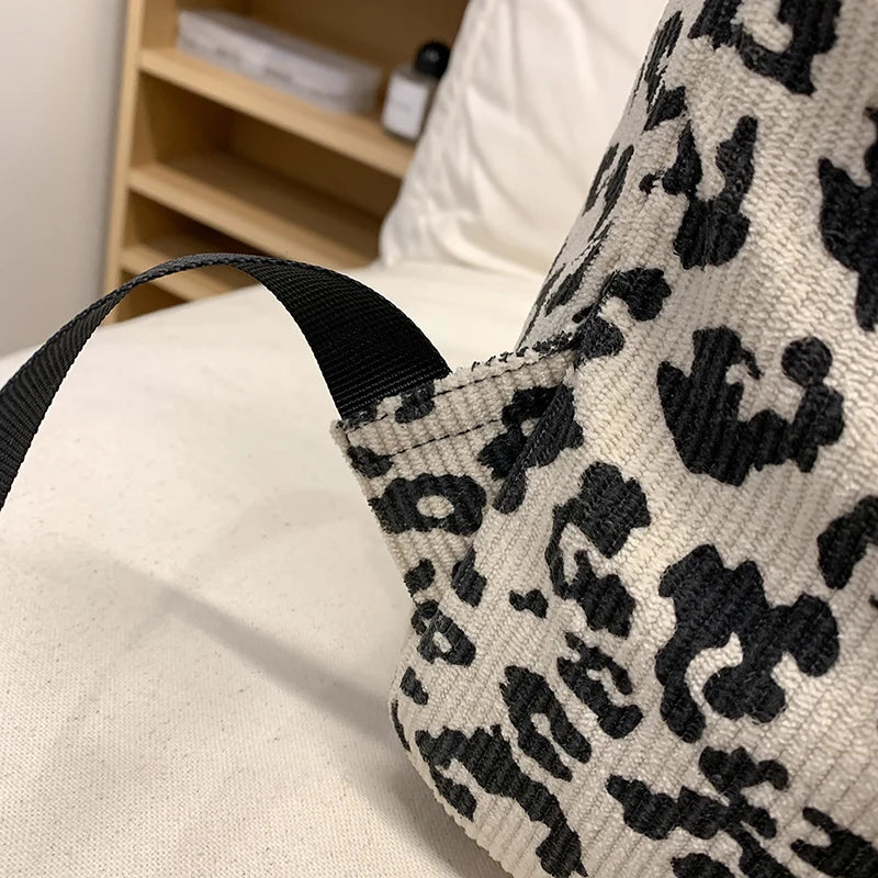 Damen Cord Rucksack mit Leopardenmuster – modischer Stoffrucksack für Freizeit, Schule & Reisen